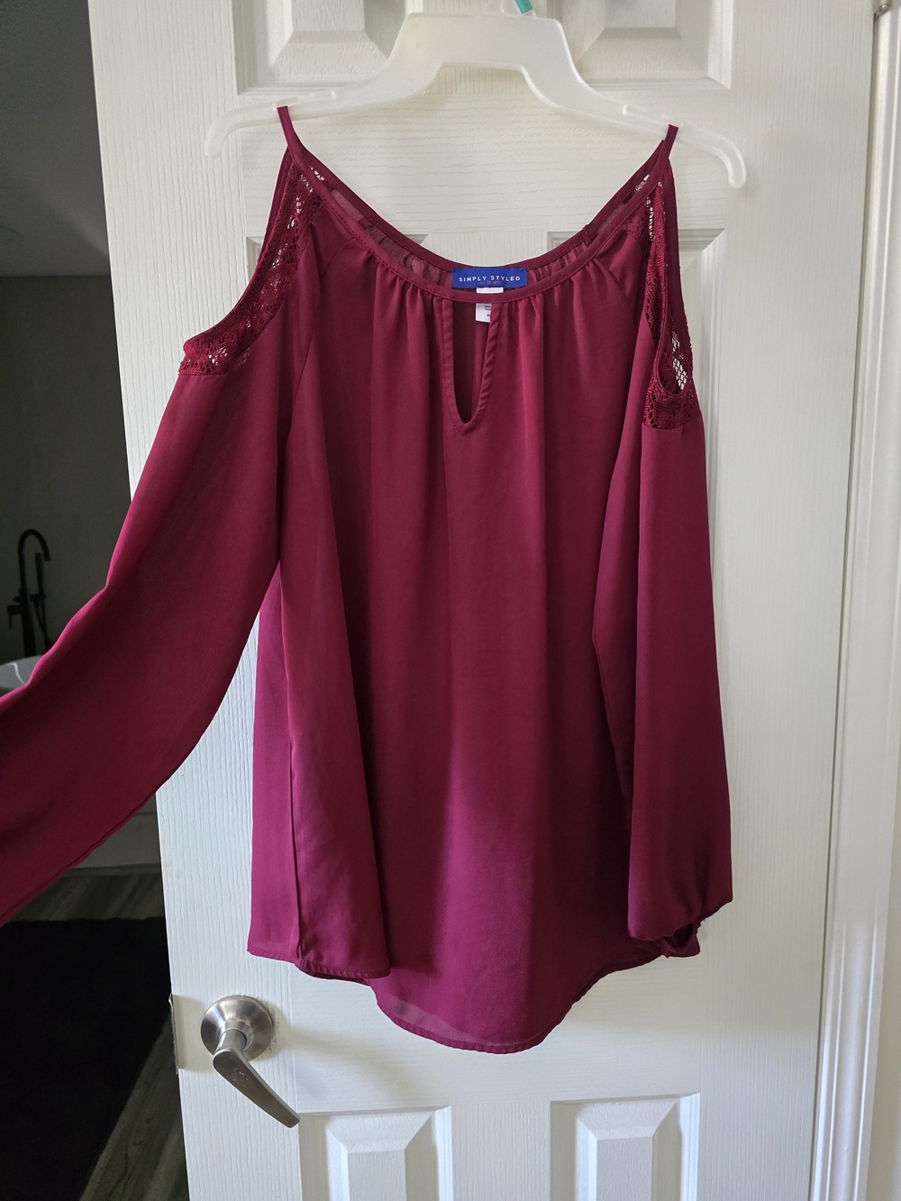 Simply Styled Women's Cold-Shoulder Tunic in Deep Berry